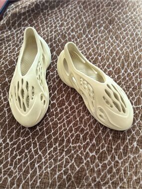Yeezy Foam Runner Slip-On Shoes in Light Cream